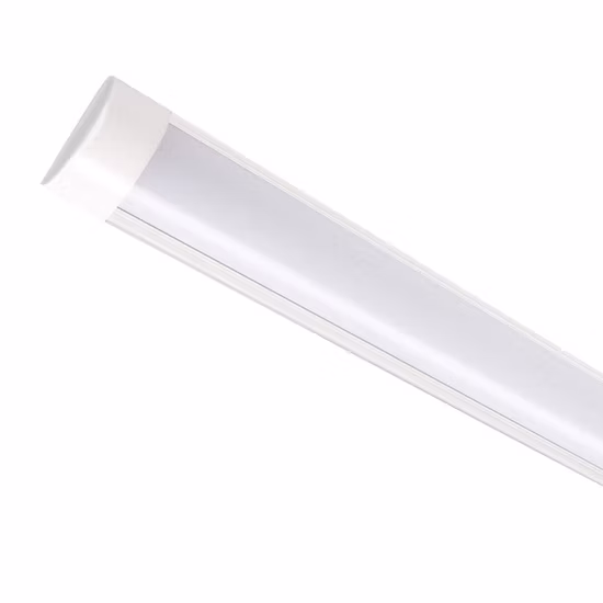 Lampada a prova di tre apparecchi di illuminazione lineare a LED di grandi dimensioni per interni, montata a soffitto